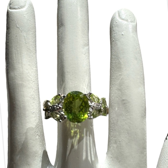 Beautiful chartreuse green peridot ring 💚 - Picture 2 of 16